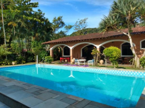 Casa com piscina em condomínio fechado no Guarujá